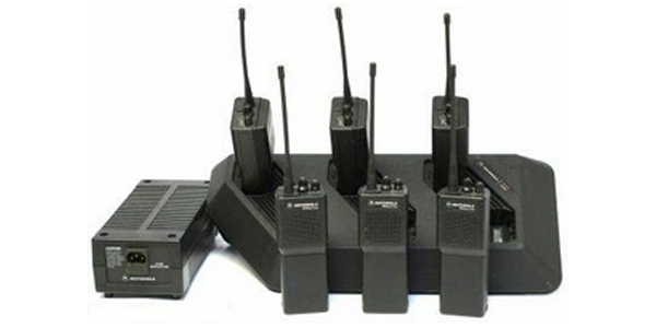 Motorola GP300 grupni punjač