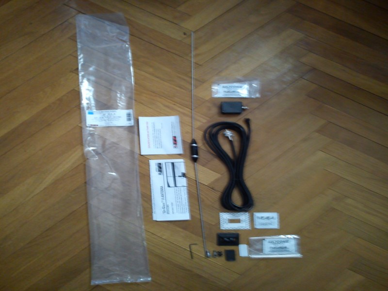 On-glass antenna for mobile radios